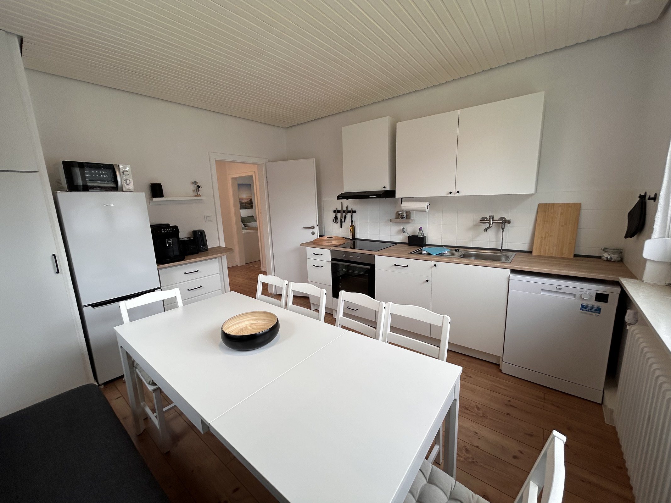 Voll ausgestattete Küche mit großem Esstisch in Ferienwohnung 4