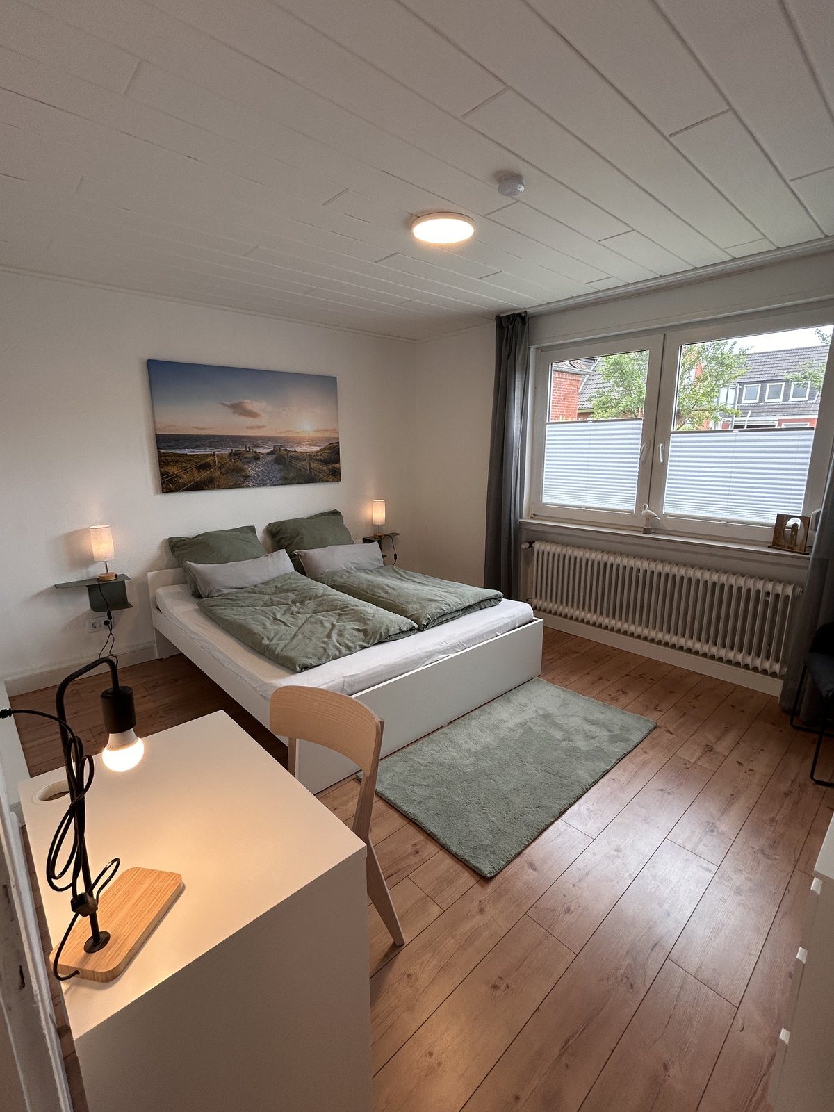 Drittes Schlafzimmer mit Doppelbett und Smart-TV