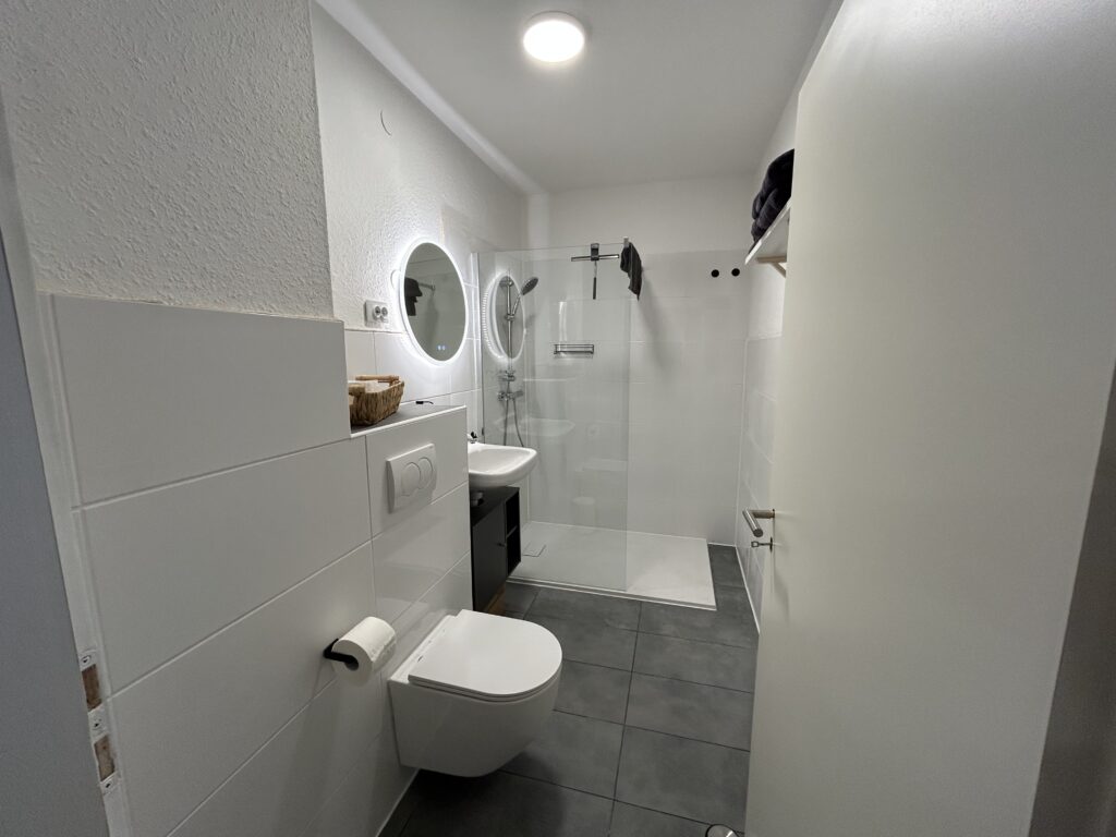 Modernes Badezimmer in Ferienwohnung 3 in Bensersiel – ideal für Paare und Urlaub mit Hund