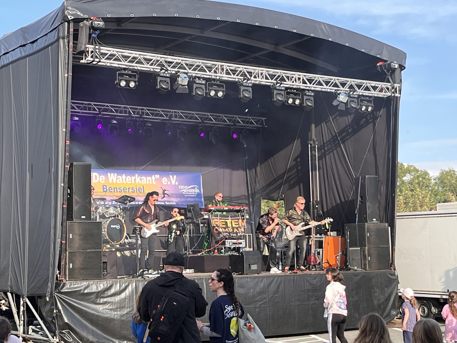Live-Musik auf der Bühne beim Strand- und Hafenfest Bensersiel 2026