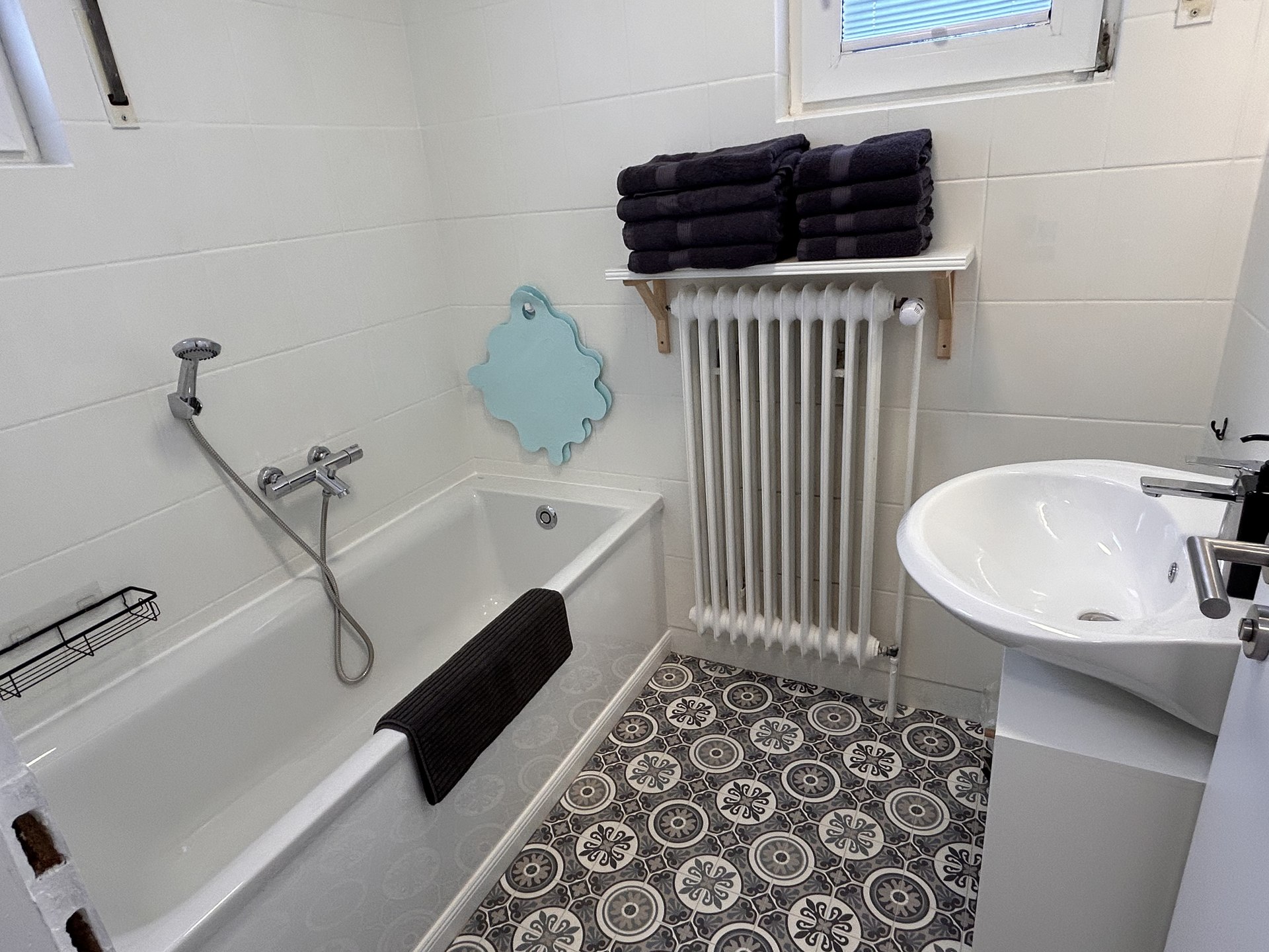 Separater Raum mit Badewanne