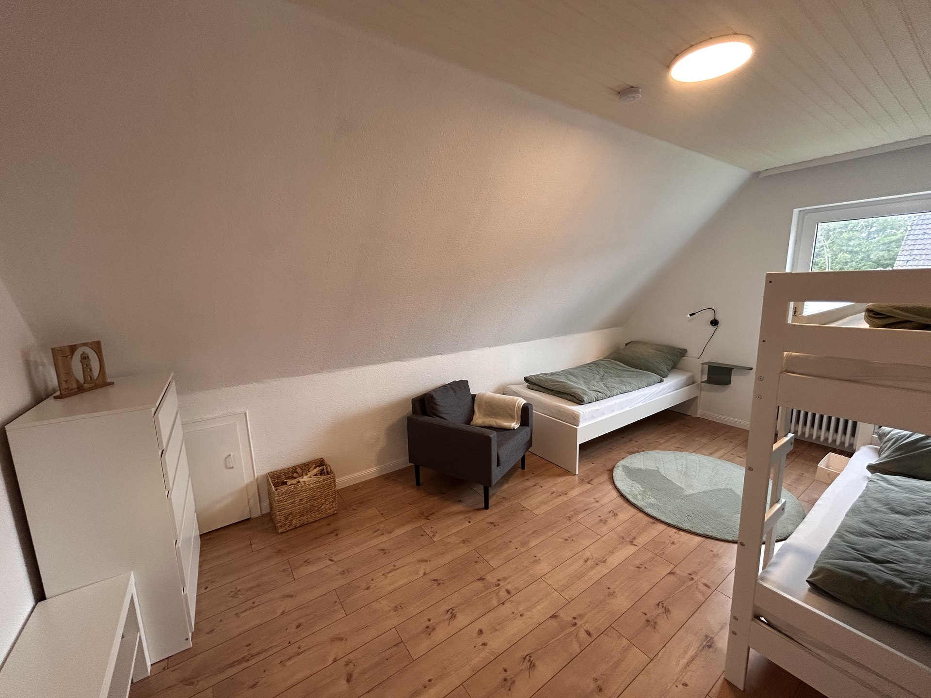 Kinderzimmer mit Etagenbett und Einzelbett