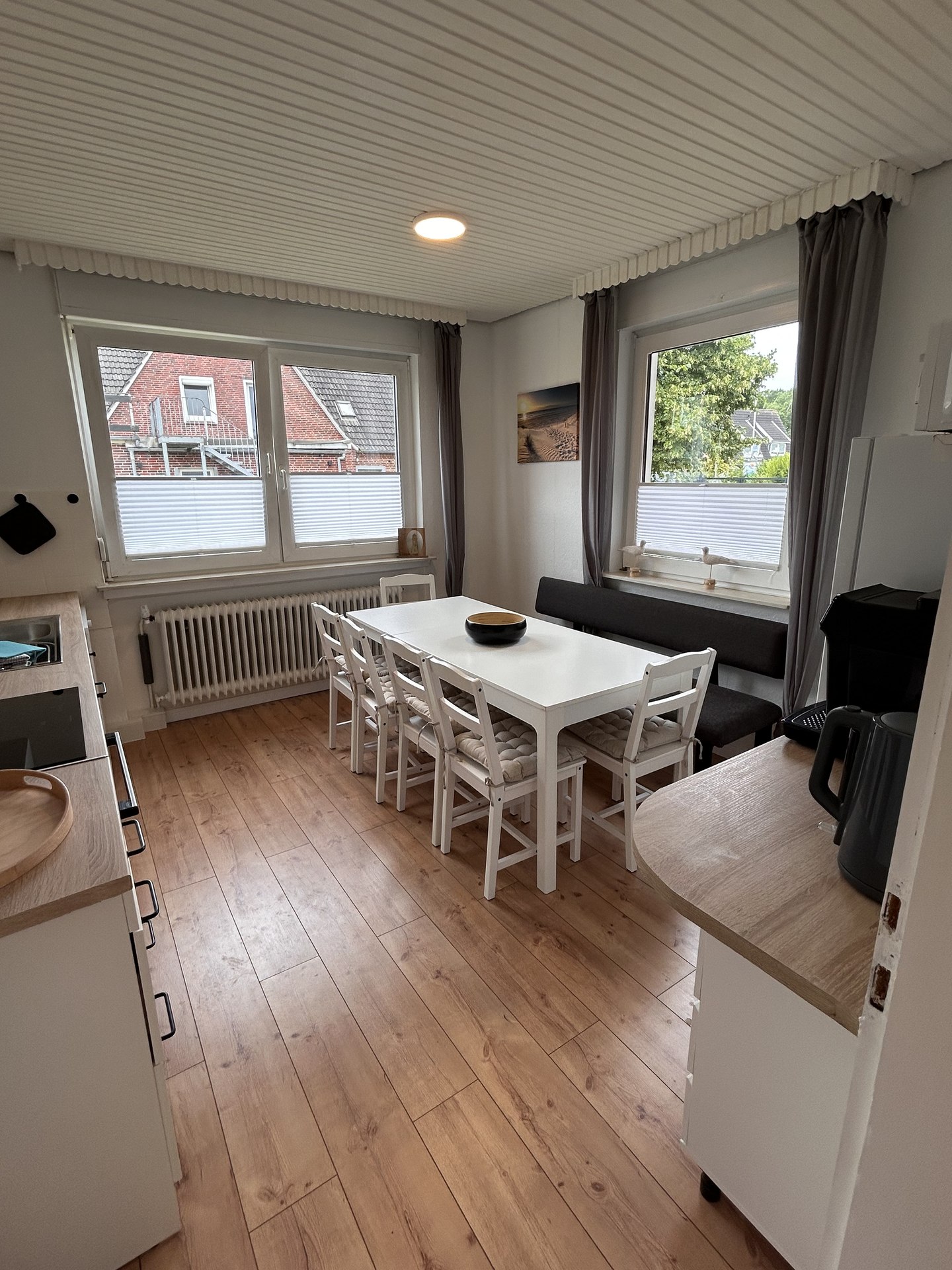 Voll ausgestattete Küche mit großem Esstisch in Ferienwohnung 4
