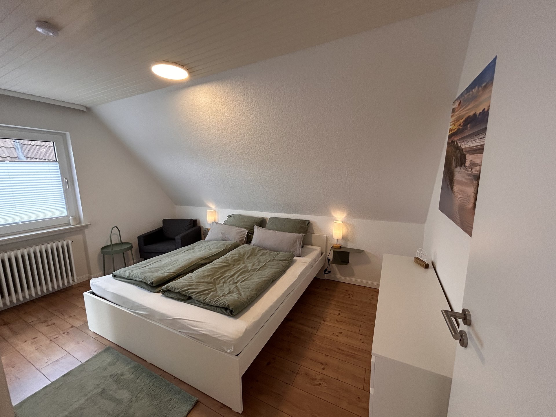 Zweites Schlafzimmer mit Doppelbett und Smart-TV