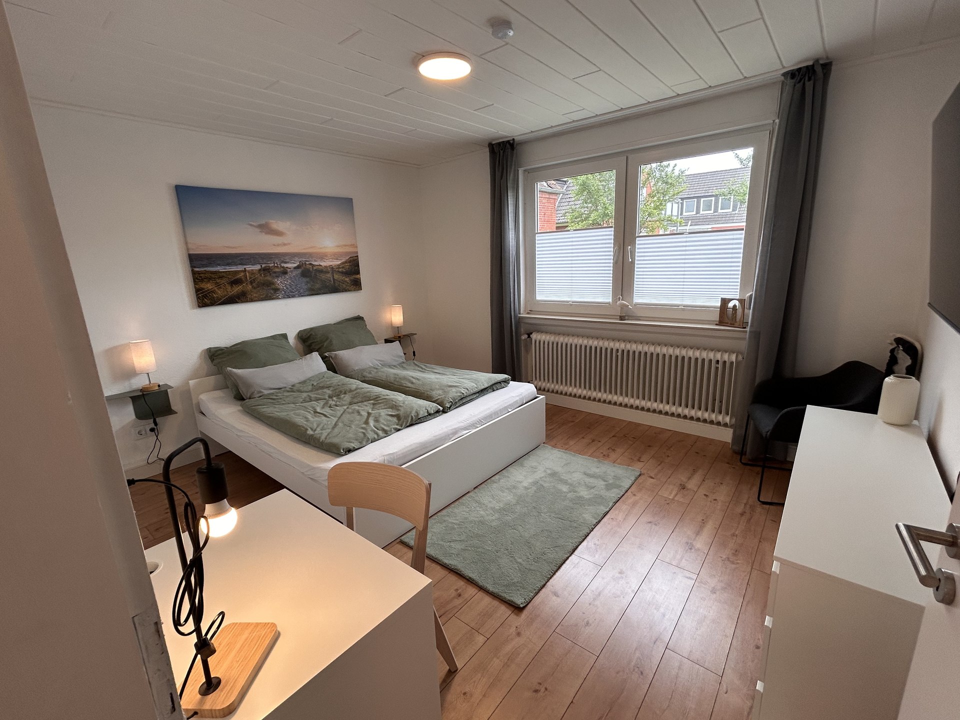 Drittes Schlafzimmer mit Doppelbett und Smart-TV