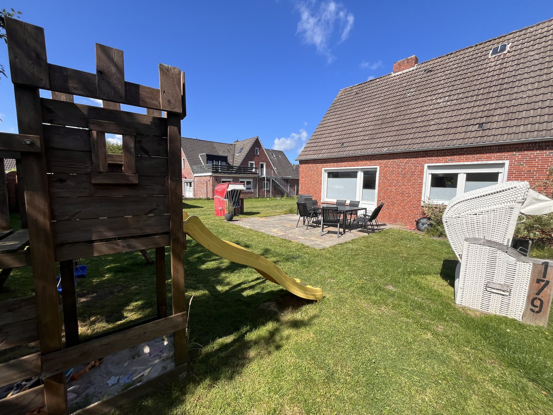 Spielbereich und großzügiger Garten an der Ferienwohnung 4