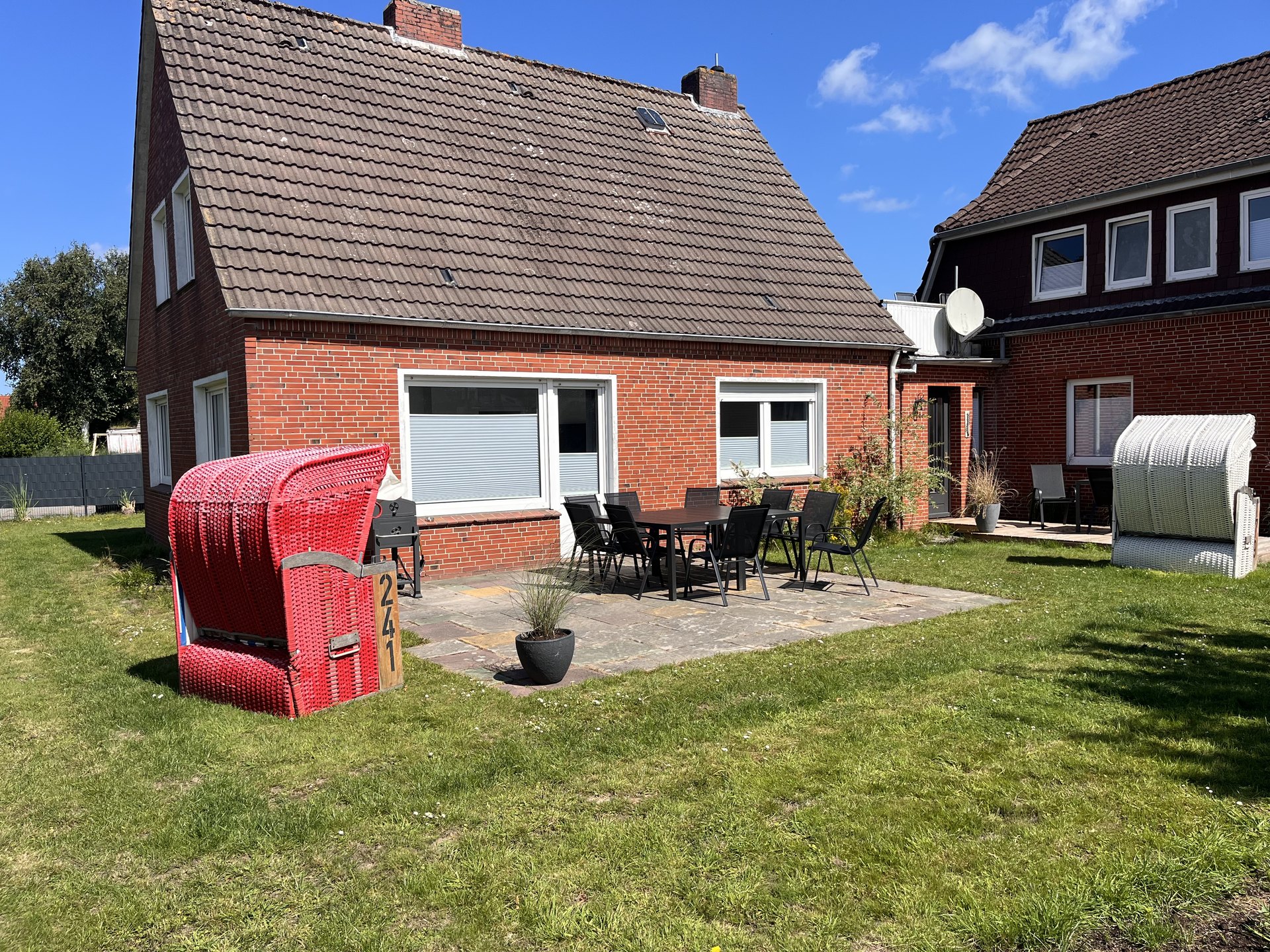 Große Terrasse und Garten der Ferienwohnung 4